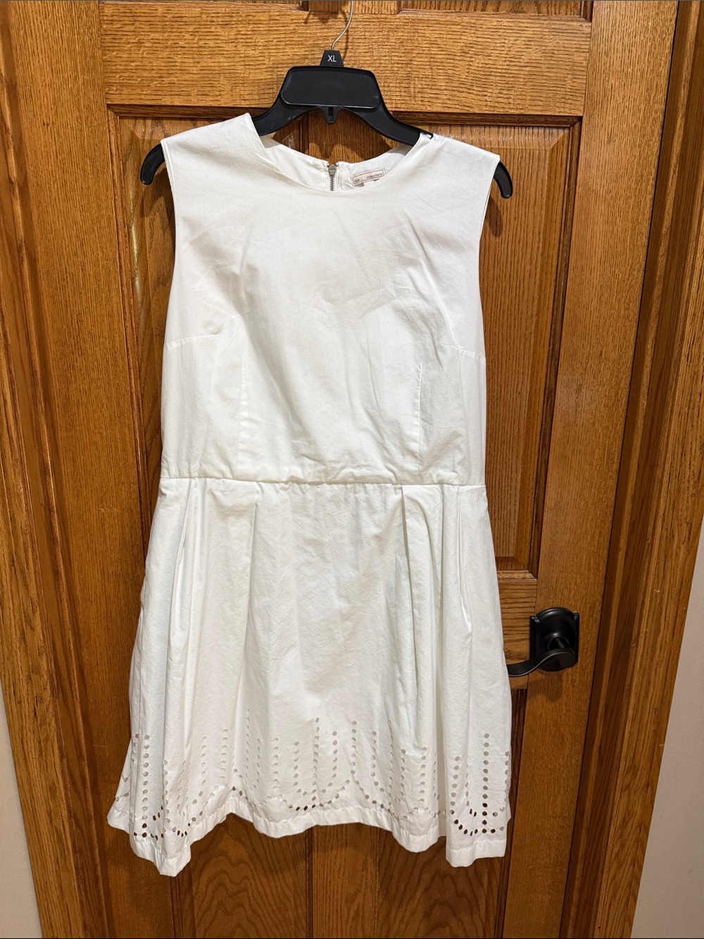 GAP White Sleeveless Eyelet Hem Party Dress
